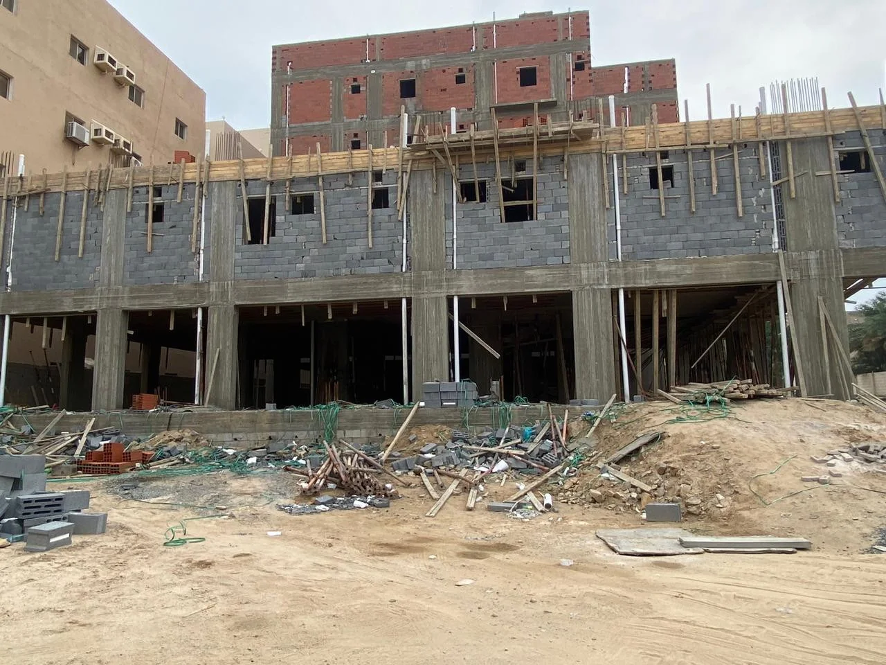 الهيكل الخرساني وأعمال المباني أثناء التنفيذ.