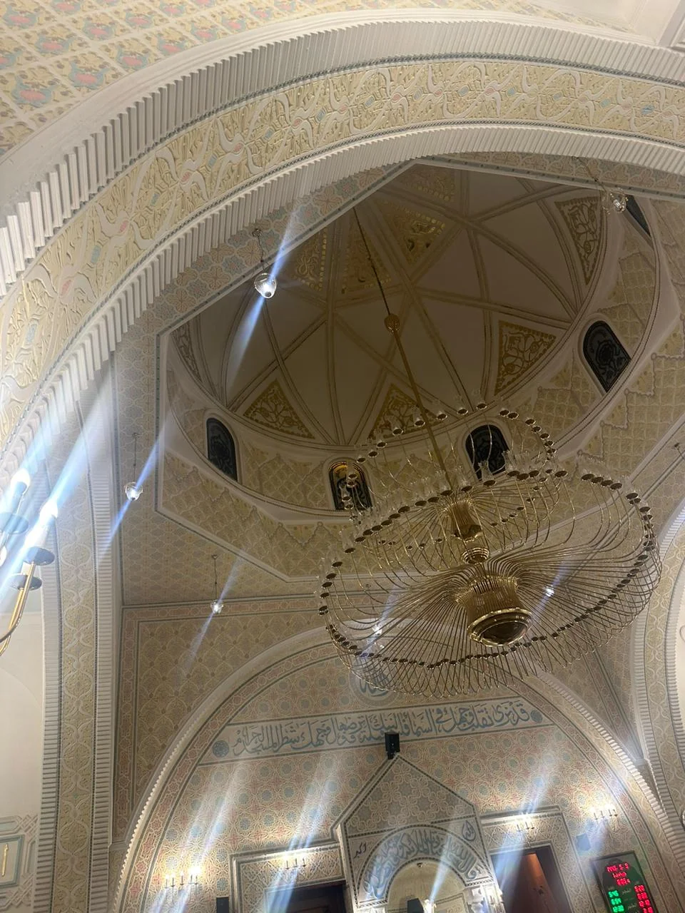 تفاصيل القبة والأقواس والزخرفة داخل المصلّى.